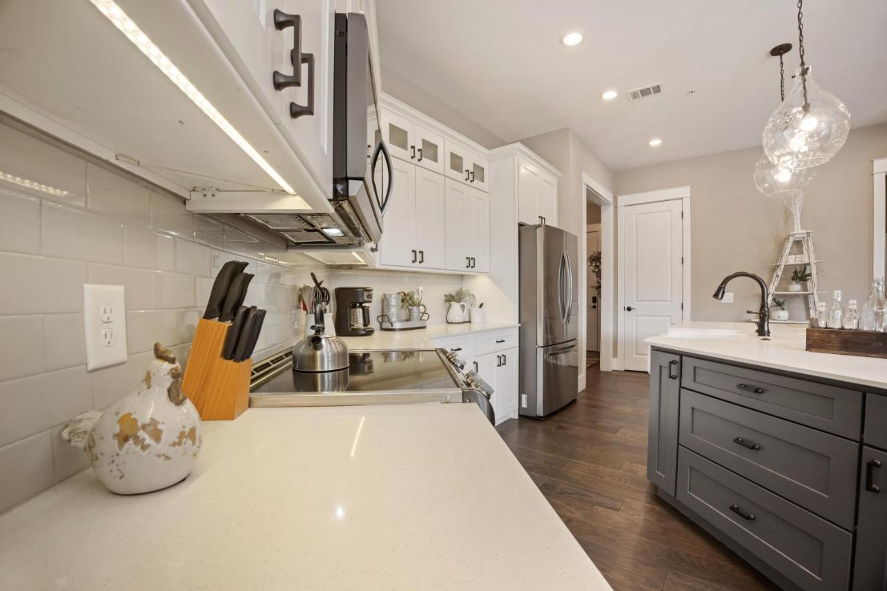 Beautiful Downtown Condo - Balcony - Amazing City Views - Loaded Kitchen - Stainless Steel Appliances - Board Games & More 블루리지 외부 사진